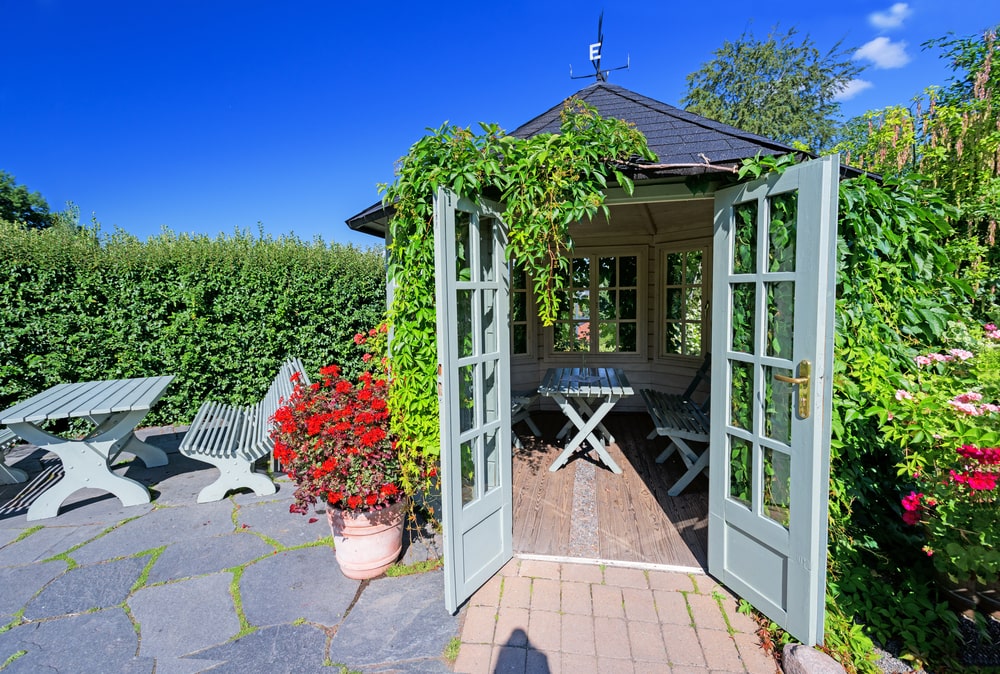 Choisir le meilleur matériau pour votre abri de jardin : bois, métal ou résine ?