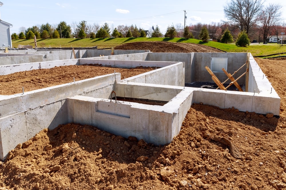 Béton ou brique : comment choisir le meilleur matériau pour vos fondations ?